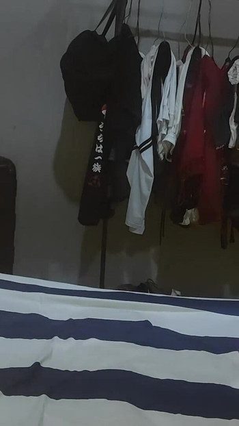 Betoverend moment vanaf "op mijn moment terwijl ik haar kamer binnen ga om haar uitkleden te zien, ik vind het leuk hoe die grote kont en borsten op haar kijken"