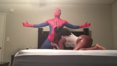 Schwarzer Spiderman fickt Ebenholz-Schlampe mit dickem Hintern im Sex-Tape
