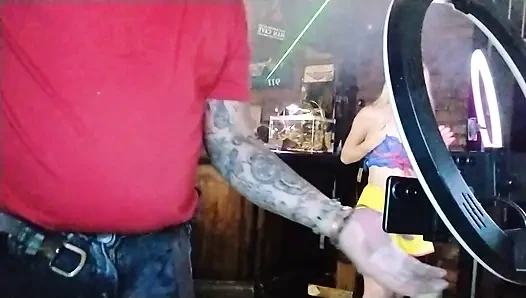 Заскучала и игнорировала. Время закрытия в баре.