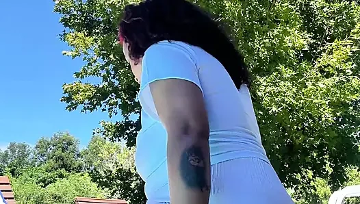 Mollige latina mit dickem arsch furzt am pool entspannter Sommer Gas-Vibes