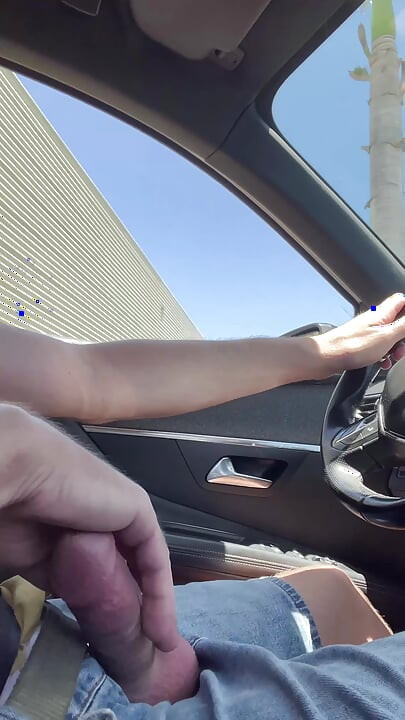 BeENJoY - She watches me as she gets into her car. She glanced several times before leaving the parking lot