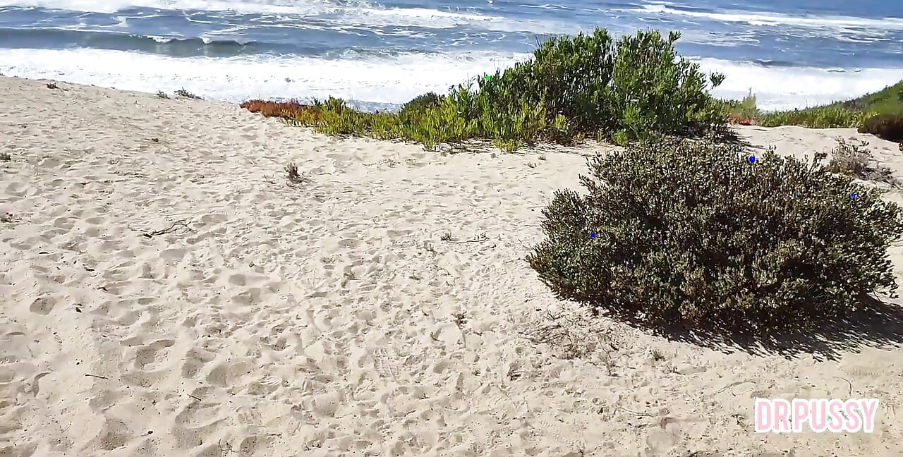 Mulher grávida é abandonado por seu marido e se masturba um estranho na praia sem ele saber até que ela recebe todo o mi