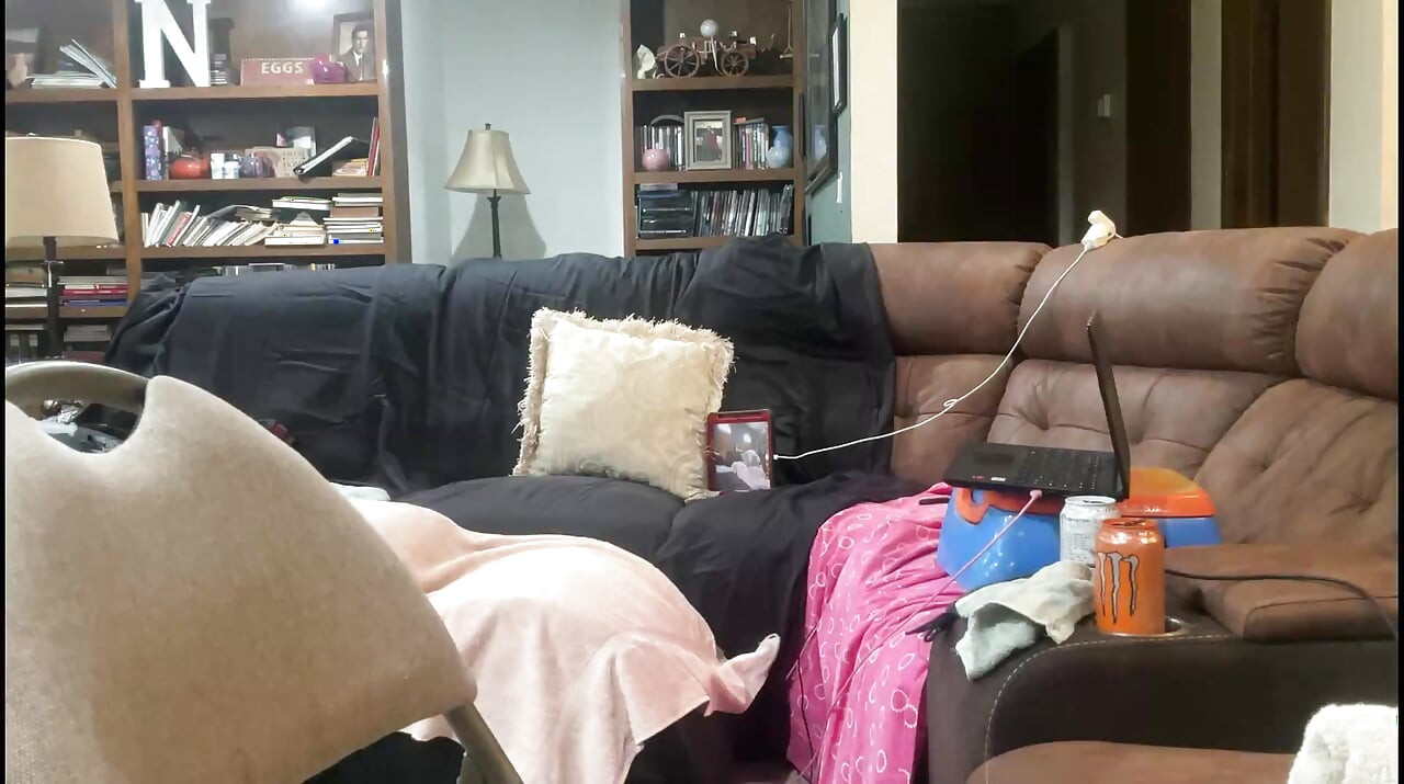 ปากเต็มเสมอ เริ่มต้นด้วยการตรึง แต่จากนั้นเขาก็ได้อมควย