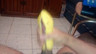 Мастурбация банановой кожурой