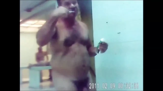 HOMMES NUS AU SAUNA