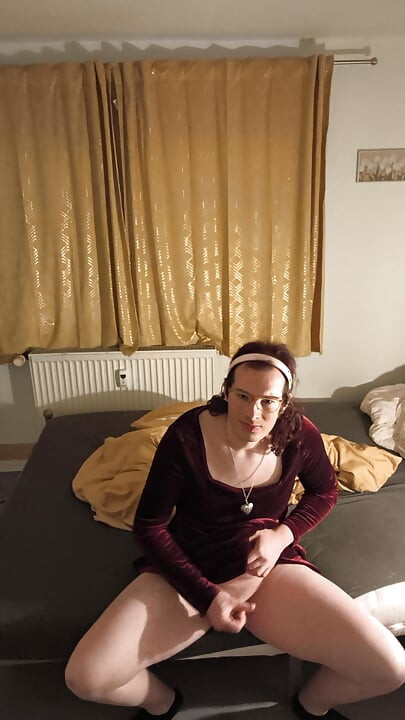 Мастурбирую и Комшот в сексуальном платье