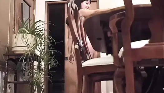 Волосатая девушка из 90-х фетиширует свои волосы