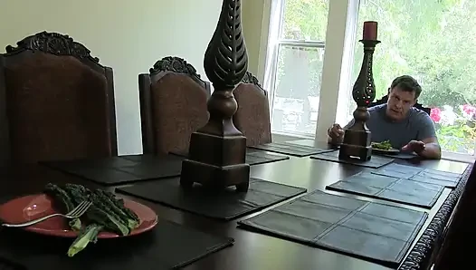 Kaylee Haze üvey babasının yarağını alıyor