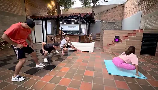 Красивый персональный тренер проводит тренировки с тремя парнями и в итоге трахает их всех