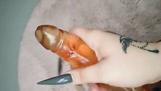 Masturbación con consolador con uñas extremadamente largas