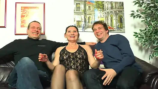 Seksi kıyafetli Alman olgun sürtük üçlü sekste sert sikiliyor