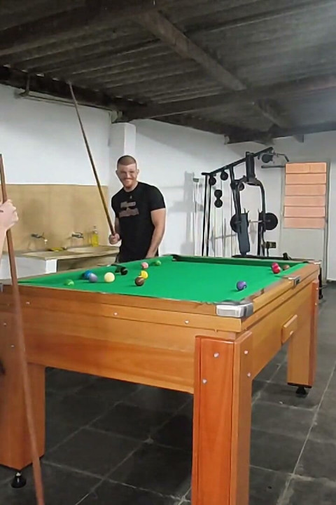 Играю голым в бильярд с парнем и тестем