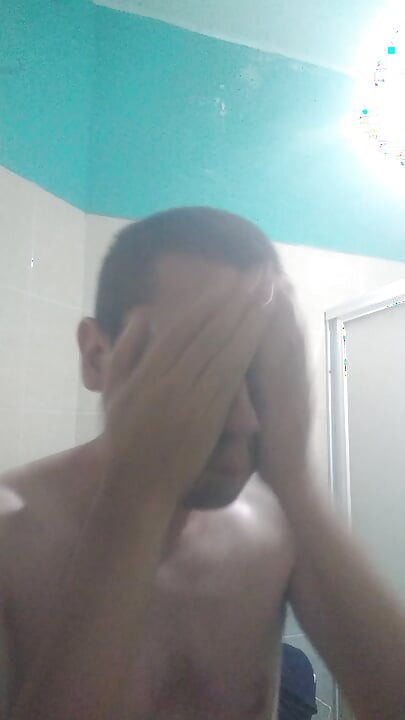 Homem lava o rosto