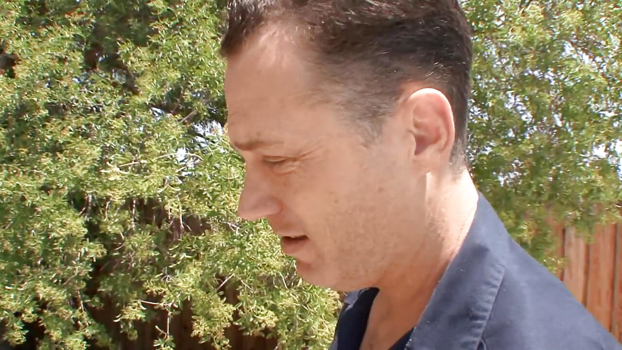 Încornoratul o surprinde pe frumoasa sa tânără femeie brunetă fiind o curvă cu un bărbat adevărat