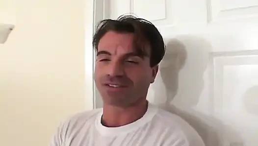 Sarışın iki canavar yarağı emiyor ve sonra her iki delikten sert sikiliyor