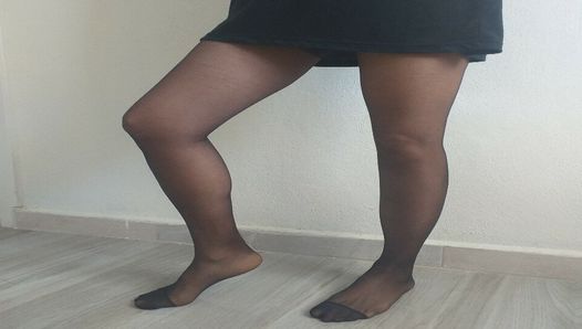 Primo piano di piedi e gambe in nylon per gli amanti del feticcio