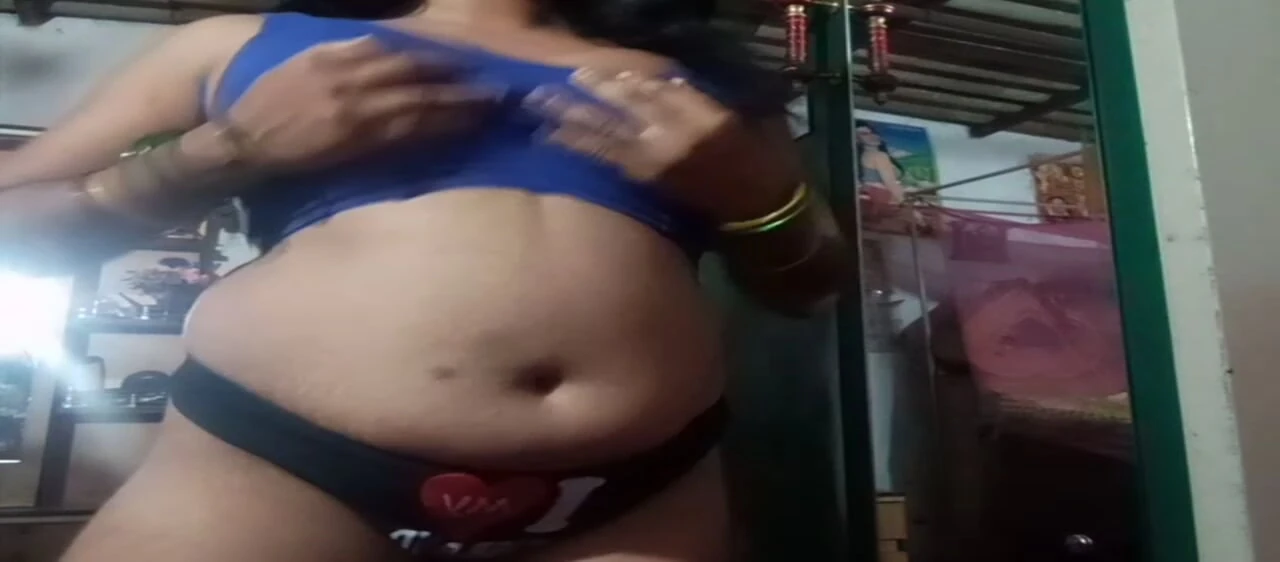 Desi hot bhabhi ki jawani chadhane par apne khud khud se doodh se doodh nikal kar chuta me fat dildo mein chuta kar kar sant ho gaya after attaining orgasm