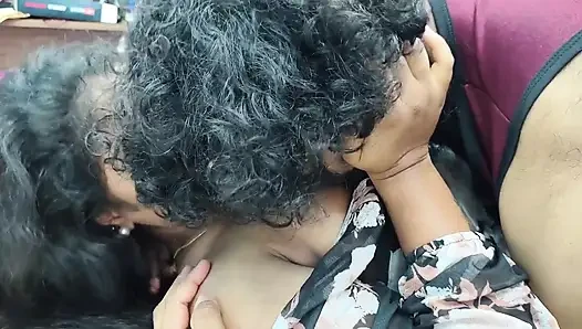 Mallu пара горячая романтика в спальне, удаление платье и поцелуй с сиськами, сосут горячую дези романтика в доме
