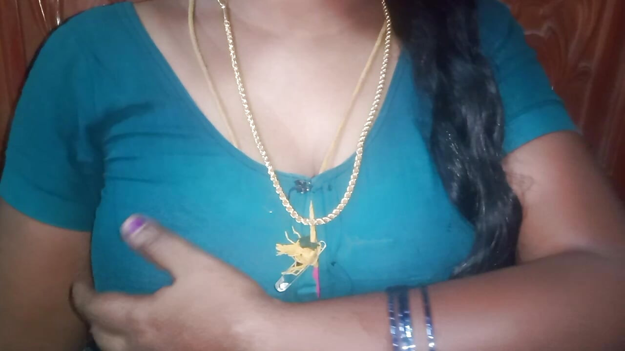 Tamilische tante drückt ihre brüste, wenn sie allein ist und ihre Emotionen nicht kontrollieren kann.