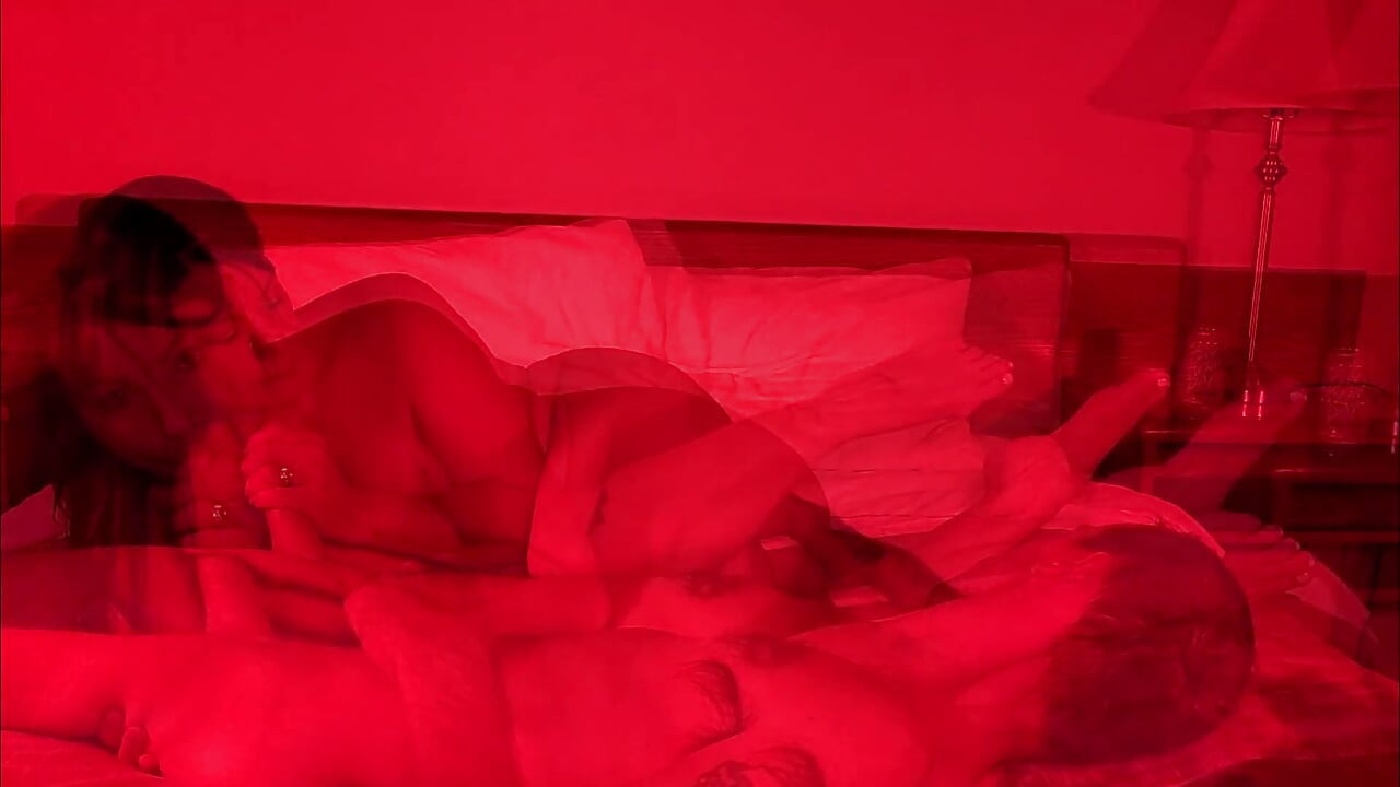 Jade i Damon noć u hotelu, svi u crvenom