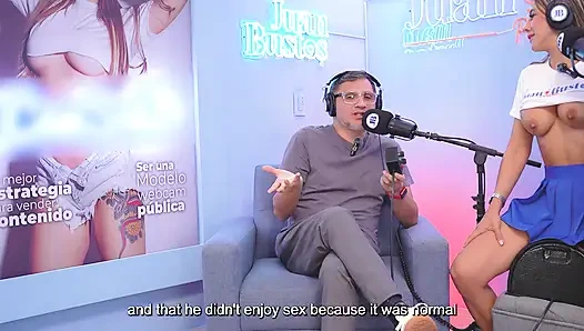 Latin Web Kamerası Modeli Cristinavegas, Juanbustospodcast'te Sikiş Makinesine Binerken Klitorisini Parçalıyor.