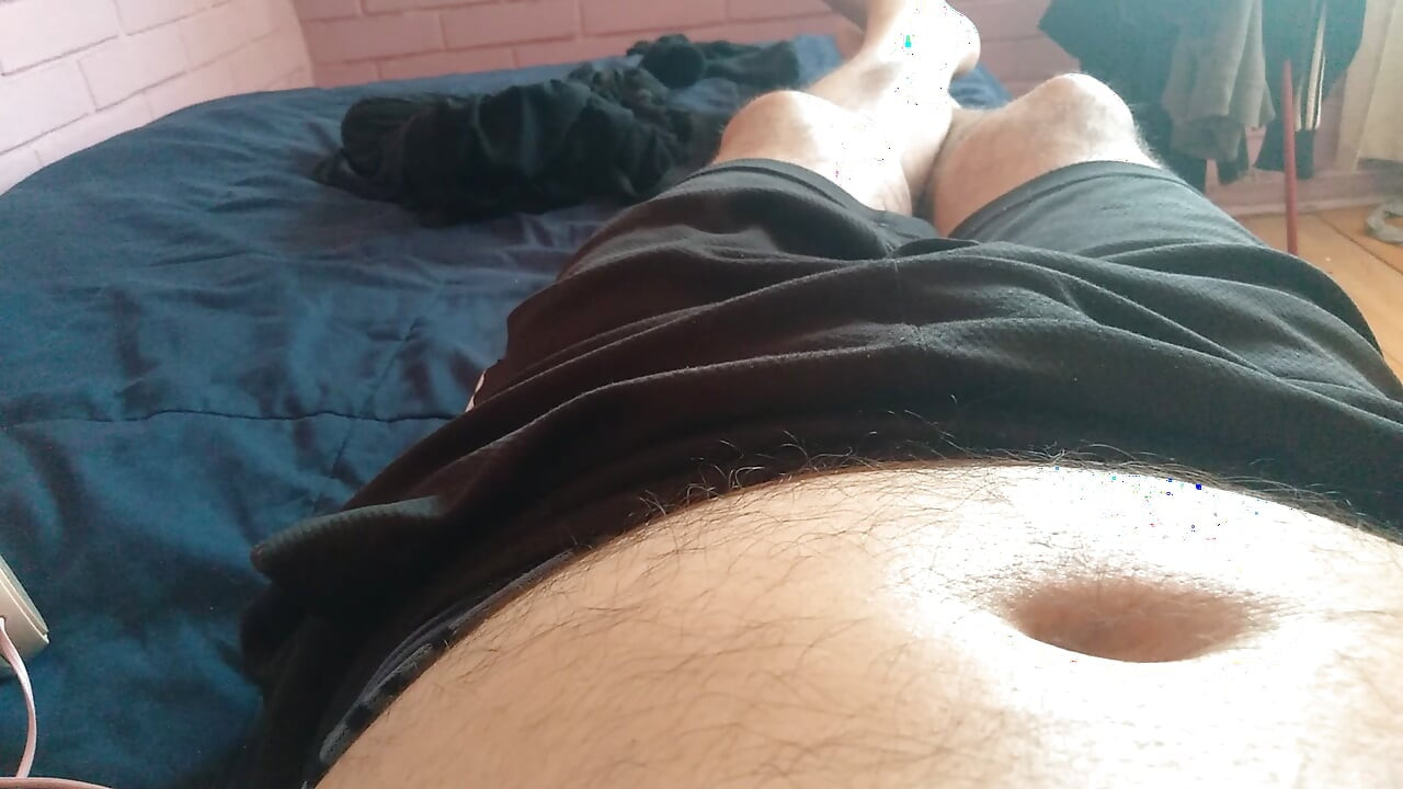 男人在展示他的巨屌時變得饑渴