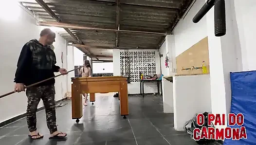 Игра в бильярд, оставляя плохой Мелли голой