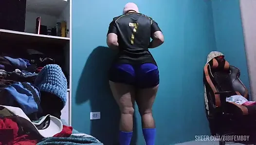 Büyük götlü ve kadınsı vücutlu düzgün vücutlu bir travesti.