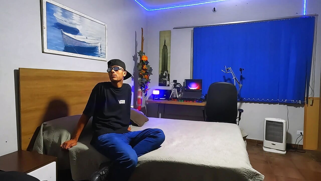 Mutfakta, buzdolabına yaslanıp benden daha fazlasını istedi