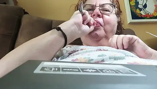 Siz besleyiciler için puding fincanımı yiyorum