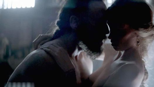 Alyssa Sutherland se fait baiser par &#39;Vikings&#39; sur scandalplanet.com