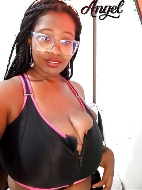Pulando e oferecendo os seios, eu até boto a boca na minha teta pra se deliciar