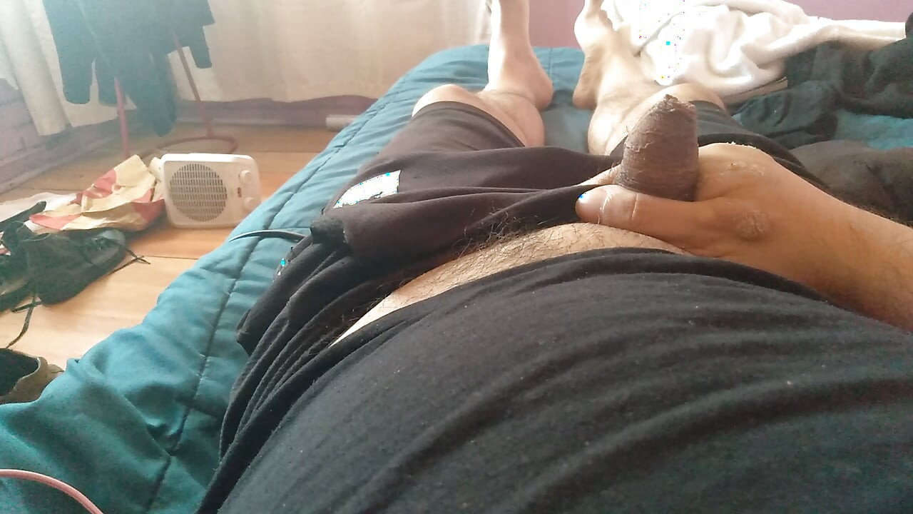 Милий гей жадібно відтягує свою плоть