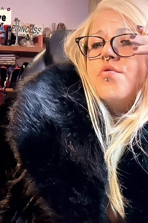 精神病的な喫煙セッション 屋外でチェーンスモークしながら動画編集 BBW MILF喫煙Vlog