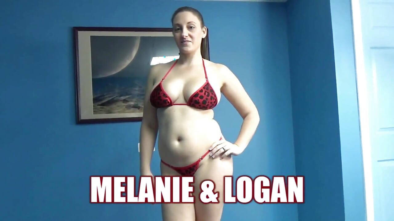 Melanie je na kolenima i puši kurac