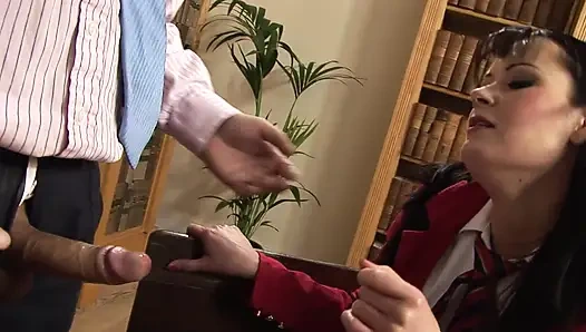 Cewek rambut cokelat toket besar dengan seragam kampus lagi asik ngentot di kelas