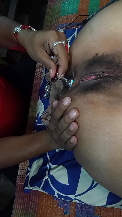 حاول إدخال سدادة شرجية وهزاز ولسانه في كس صديقتها وآشول