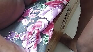 استأجرت فتاة هندية وأخذتها إلى المنزل ومارست الجنس معها