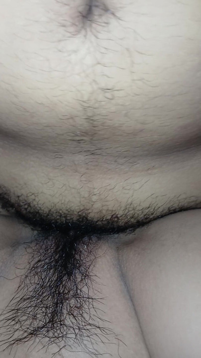 Yesmia 오늘 밤 잠자리에 들기 전에, 큰 태국인은 열심히 친다.