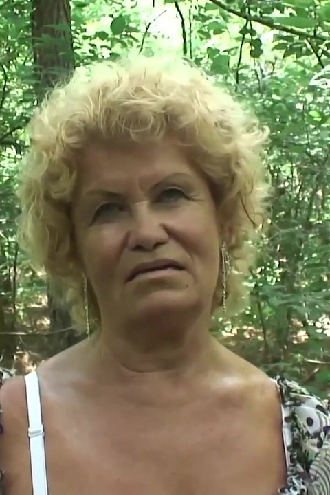 Głodna babcia z doskonałymi cyckami i owłosioną cipką umieścić na seksownych kabaretkach tylko po to, by mnie napalić
