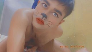 Femboy мастурбує в котячому макіяжі