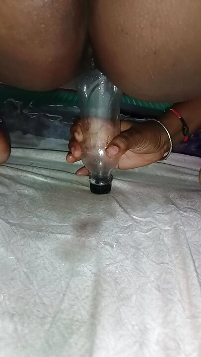 Bhabhi Ne apne hathon chut me botal dal diya