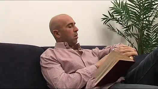 Взрослая пара с большим членом сосет киску и трахается