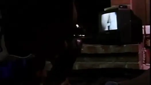 Güzel ateşli zenci hatun amını şömineye karşı siktiriyor