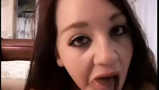 Kameramen merekam pelacur brunette imut dengan tato mengisap kontol kerasnya
