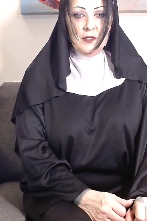 İncil etüd rahibesi seni aşağılamayla mastürbasyon yaparken yakalıyor