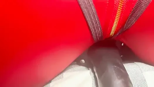 Cewek sange ini lagi asik nyepong kontol sebelum dientot habis-habisan