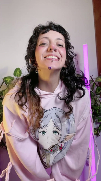 Igrat ću se pokornu offline, ali kurvinsku za tebe u krevetu. 😈