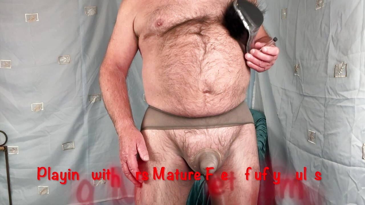 Mrs Reife füße dirigiert ihren Sissy-Footboy vor der kamera 444