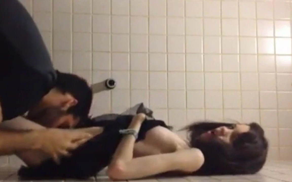 Marina Fraga在浴室里被她的男朋友操